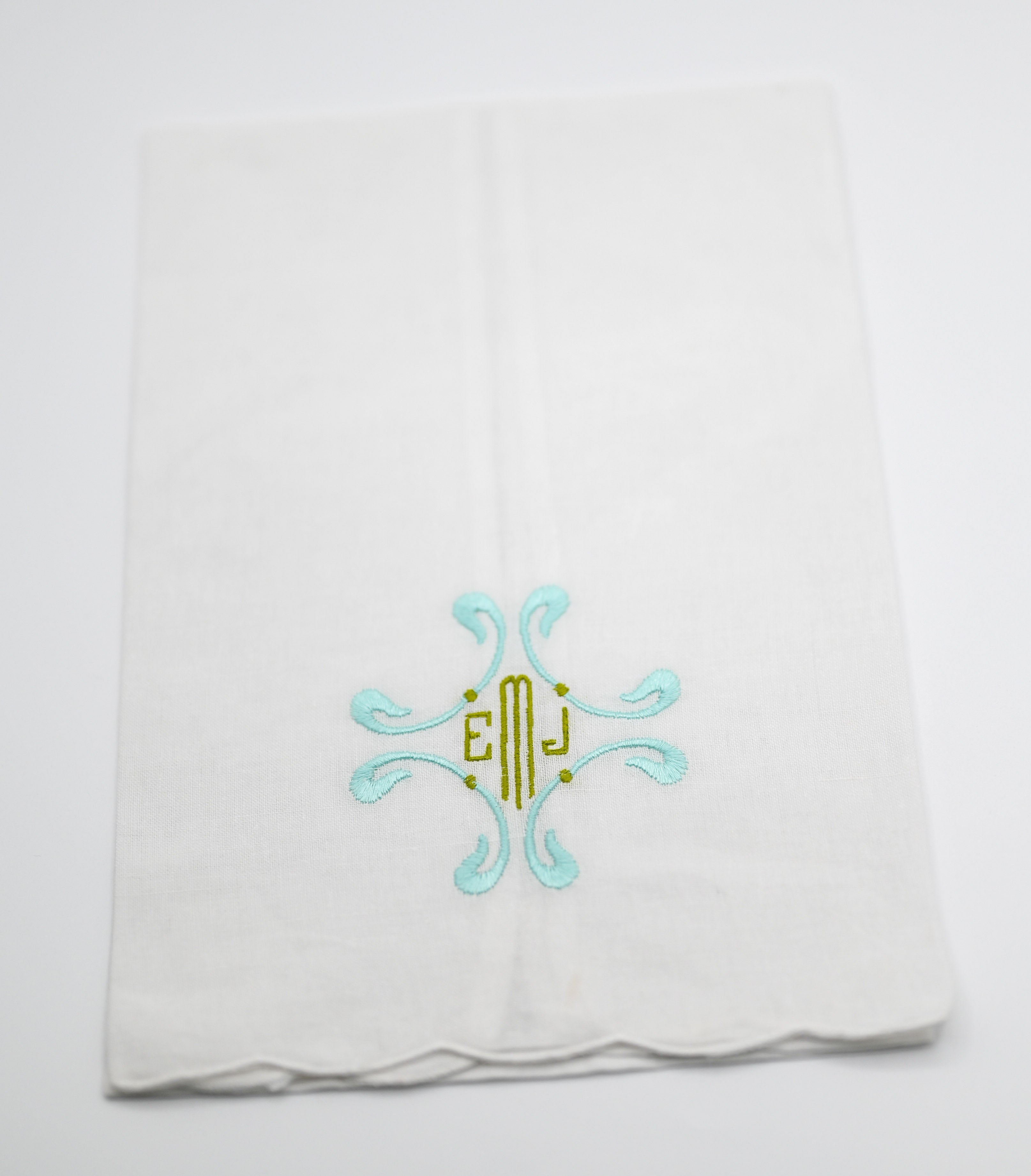 Scalloped Linen Handtowel