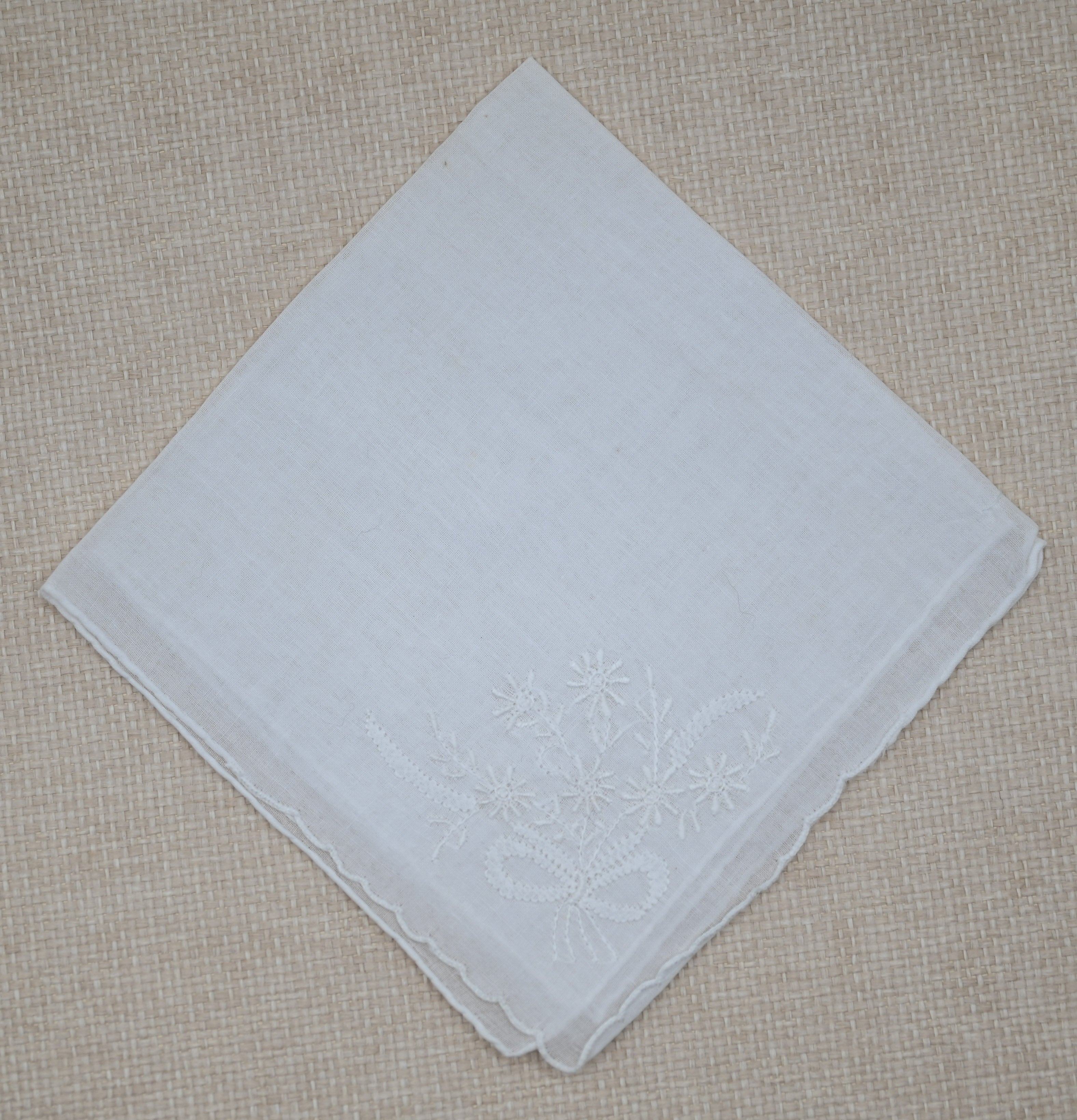 Hankie - Flower w/ Sm Bow on Scallop Edge